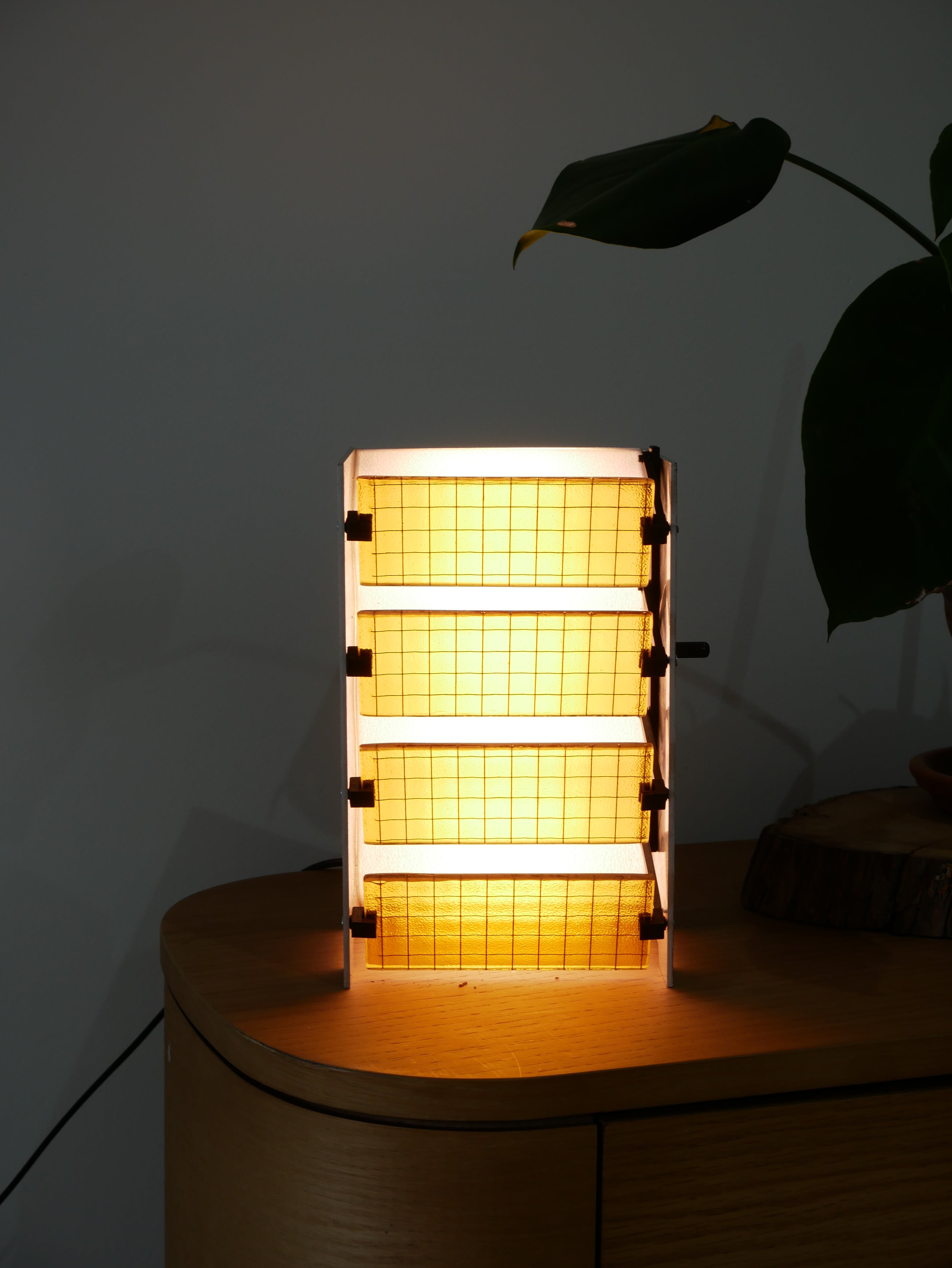 Lámpara mallorquina con lamas abiertas iluminando un salón